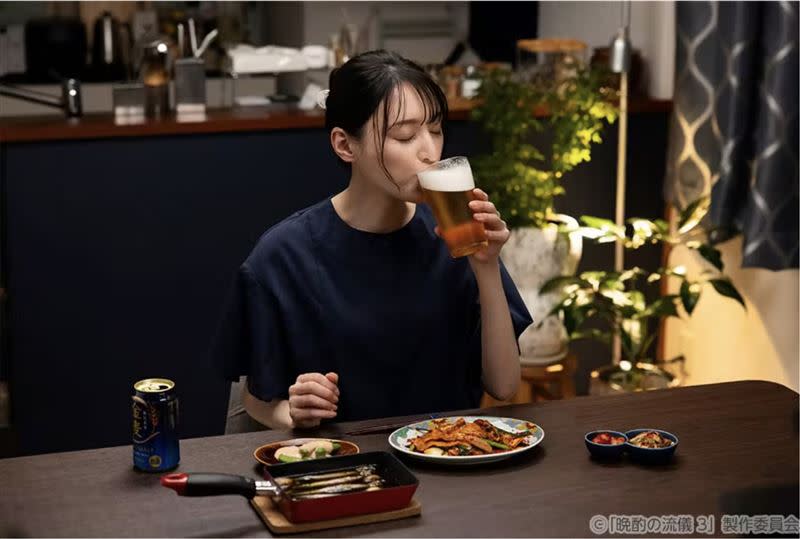 《晚酌的流派3》栗山千明在劇中每天下班都會為享受一杯好喝的啤酒而做足準備。（圖片擷取自：東京電視台官方網站）