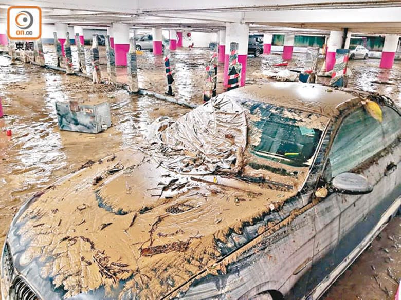 柴灣：柴灣環翠商場停車場水退後，私家車滿布泥濘。（朱偉坤攝）