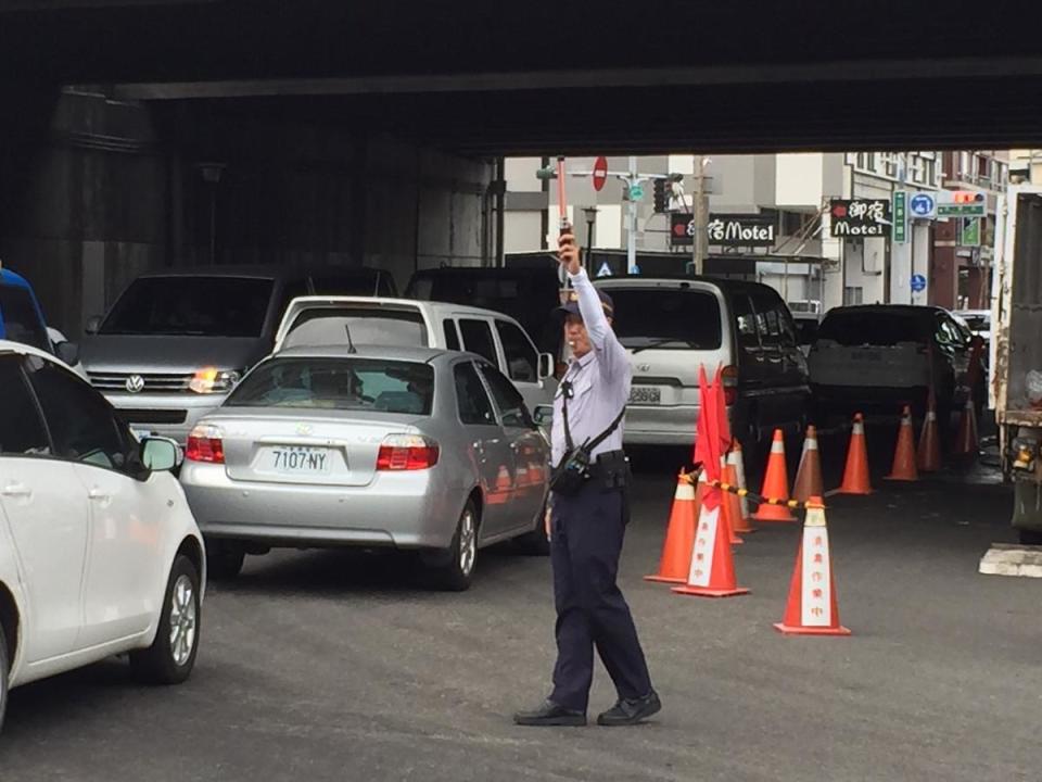 員警趕緊設交通錐指揮交通，防止意外擴大。（警方提供）