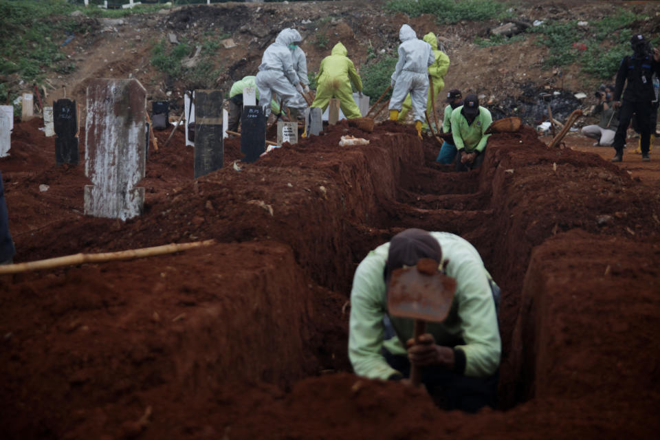 Grabarbeiten auf dem Friedhof Pondok Ranggon am 11. September (Bild: Aditya Irawan/NurPhoto via Getty Images)