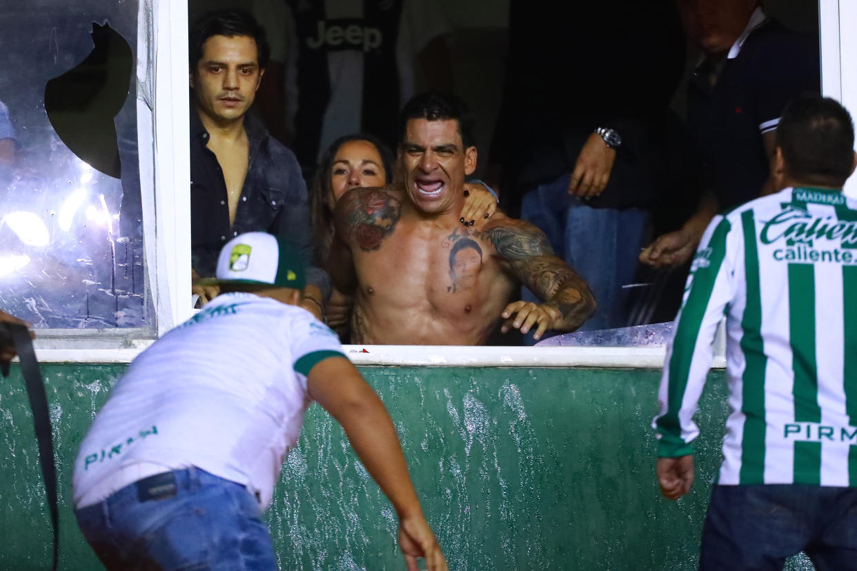 Aficionados a punto de pelear en un partido de fútbol en México. (Getty Images)