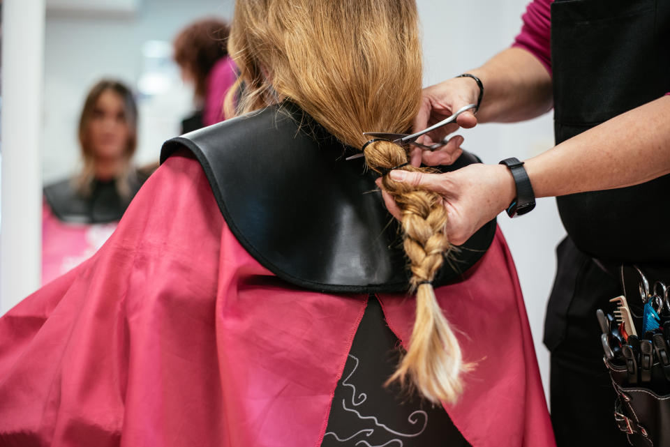 Für eine Haarspende muss das Haar mindestens 25 Zentimeter lang sein. (Symbolbild: Getty Images)