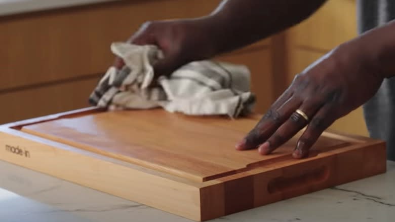 Drying a cutting board