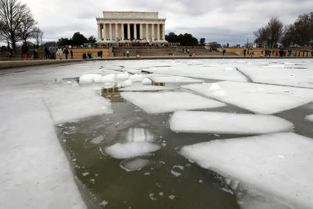 Lincoln Memorial is seen with an icy reflecting pool in Washington, U.S., on the second day of Government shutdown, January 21, 2018. REUTERS/Yuri Gripas