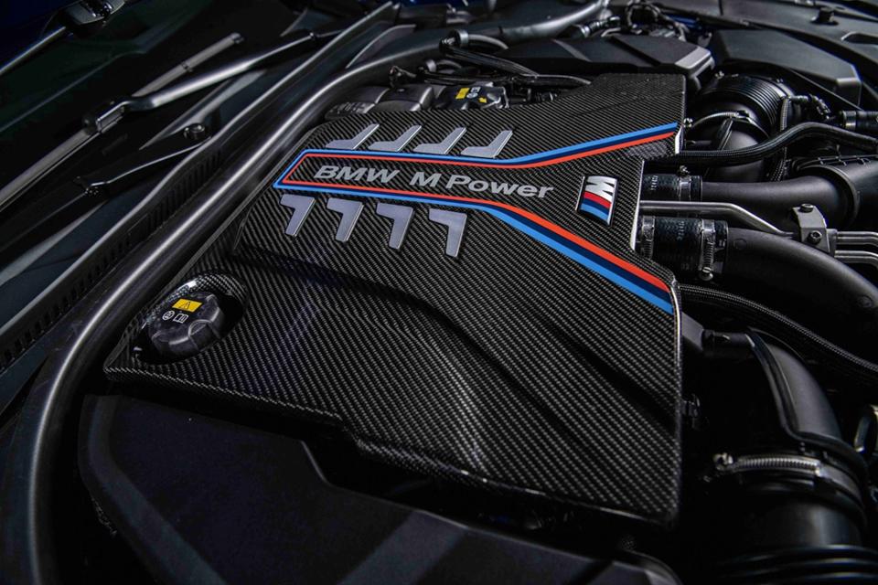 由 BMW M GmbH 專屬調校 M TwinPower Turbo S63 引擎可選配 M 碳纖維引擎飾蓋。