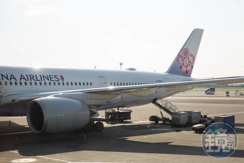 華航班機CI-702在馬尼拉遭到菲律賓航空飛機擦撞機翼，延誤飛行約9小時。（非當事飛機，本刊資料照）