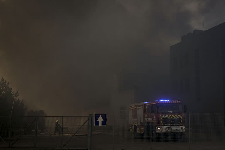 Un camión de bomberos abandona el lugar de un almacén destruido tras un bombardeo ruso en las afueras de Kyiv, Ucrania, el jueves 24 de marzo de 2022. 