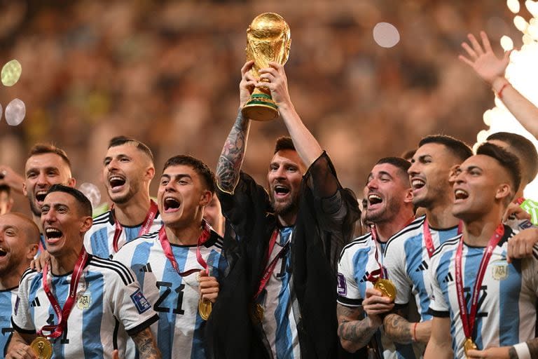 Lionel Messi, rodeado por sus compañeros, levanta la Copa del Mundo en Qatar