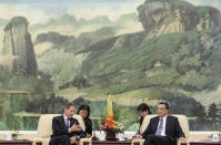 BEIJING, CHINA - MAY 3: U.S. Treasury Secretary Timothy Geithner (L) talks with China's Vice Premier Li Keqiang (R) during a meeting at the Great Hall of the People on May 4, 2012 in Beijing. Hillary Clinton is in China for bilateral talks and has called on China to protect human rights. (Photo by Jason Lee/Pool/Getty Images)