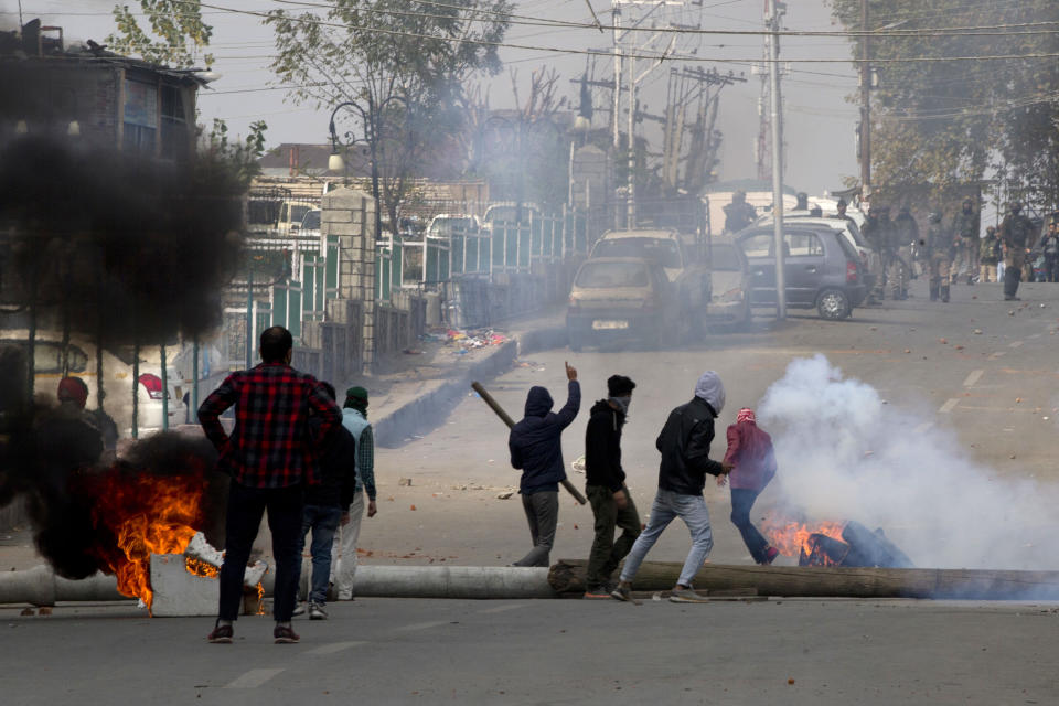 Kashmiri protesters clash with government forces near the site of a gun battle in Srinagar, India, Wednesday, Oct. 17, 2018. Anti-India protests and clashes erupted in the main city of disputed Kashmir on Wednesday shortly after a gunbattle between militants and government forces killed at least two suspected rebels and a counterinsurgency police official. (AP Photo/Dar Yasin)