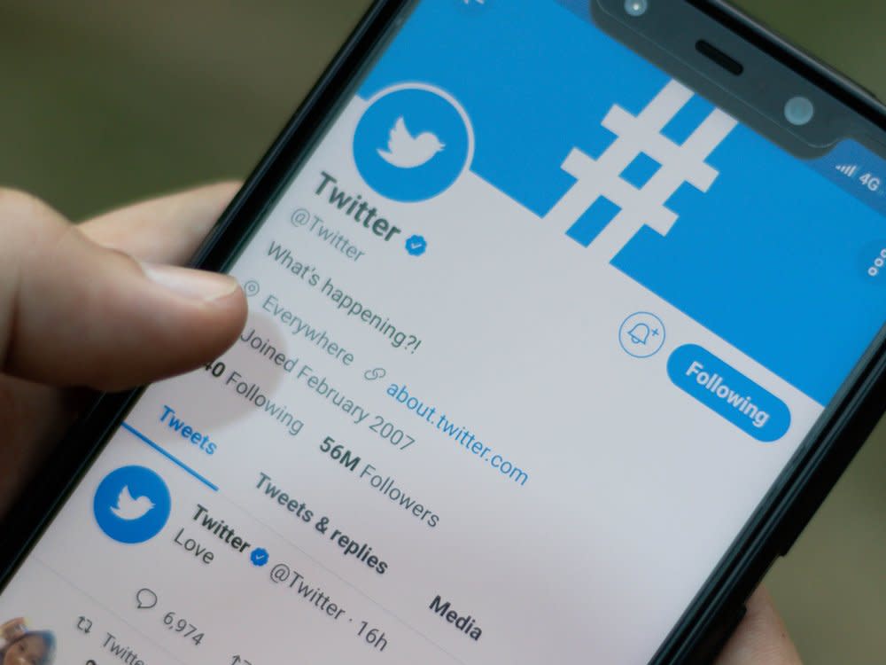 Auf Twitter wird künftig ein neues Symbol die Echtheit offizieller Accounts bestätigen. (Bild: Sattalat Phukkum/Shutterstock.com)