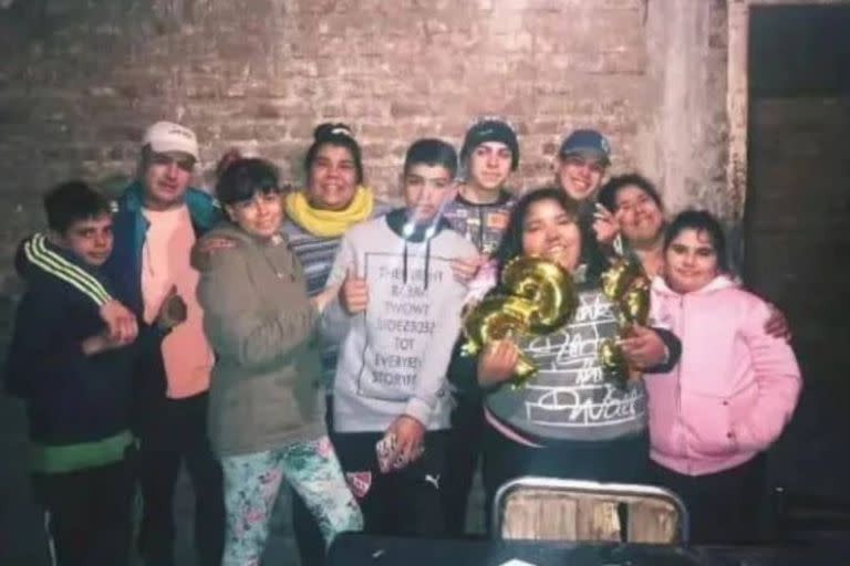 Thiago y sus hermanos en la vivienda de González Catán, antes de ser remodelada