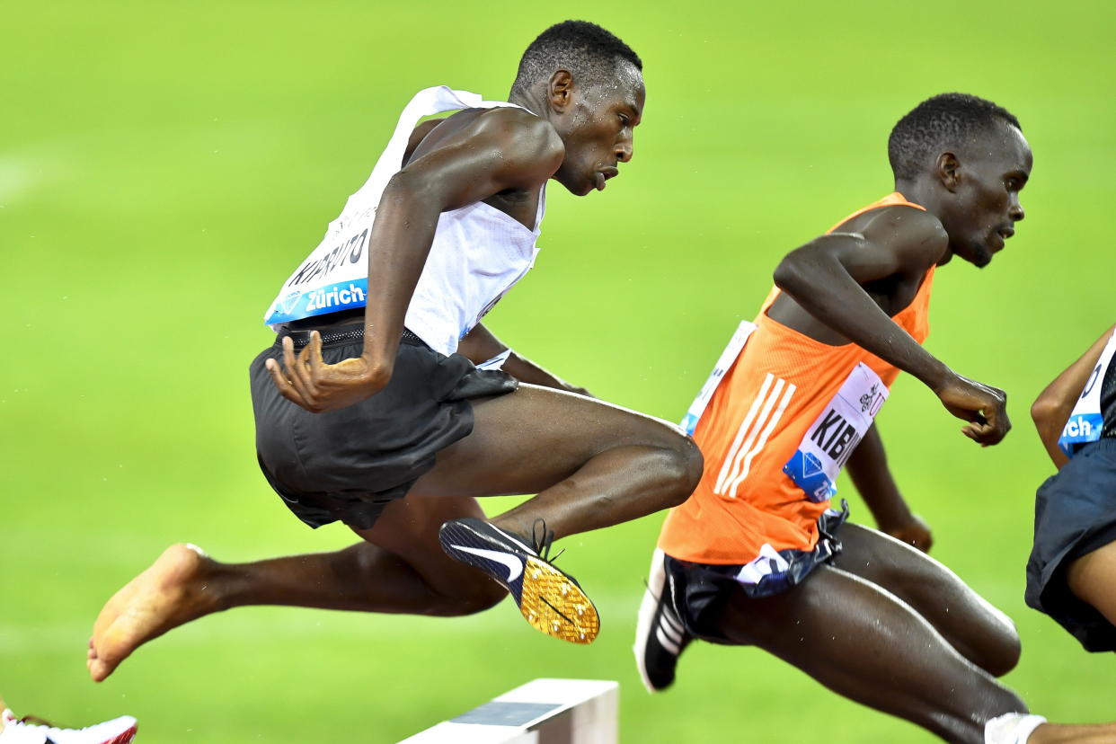 ZU193. ZURICH (SUIZA), 30/08/2018.- Conseslus Kipruto (i) de Kenia corre para ganar los 3000 mt con obstáculos masculinos hoy, jueves 30 de agosto de 2018, durante la serie de competencias de la Liga Diamante de Atletismo en Zurich (Suiza). EFE/WALTER BIERI