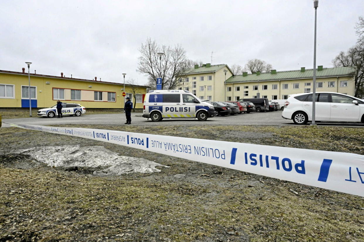 La police monte la garde à l'école élémentaire Viertola à Vantaa, en Finlande, le 2 avril 2024 après qu'une fusillade a éclaté.  - Credit:Markku Ulander/AP/SIPA