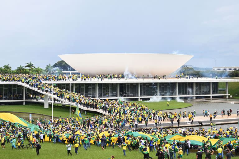 Manifestantes afines a Jair Bolsonaro toman la sede del Congreso, el Palacio de Planalto y el Tribunal Supremo Federal en Brasilia, el 8 de enero de 2023.
