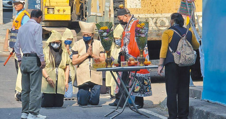 高雄市仁武區水管路20日晚間發生遊覽車意外，釀1死15傷，22日家屬到涵洞「削頭」現場舉行招魂儀式，不過兒女輪流擲筊超過30次，都未擲到聖筊。（圖／中國時報林雅惠攝）