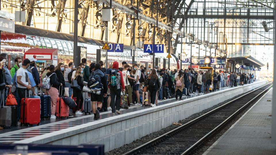 Zahlreiche Reisende warten im Frankfurter Hauptbahnhof auf einen ICE nach Berlin.