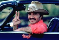 Auch Burt Reynolds fuhr als "Bandit" in "Ein ausgekochtes Schlitzohr ist wieder auf Achse" (1980) einen Pontiac Trans Am - genauer: einen Firebird. (Bild: Getty Images)