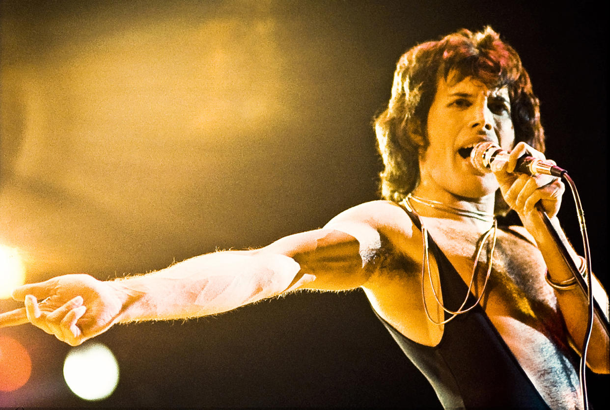  Freddie Mercury onstage 