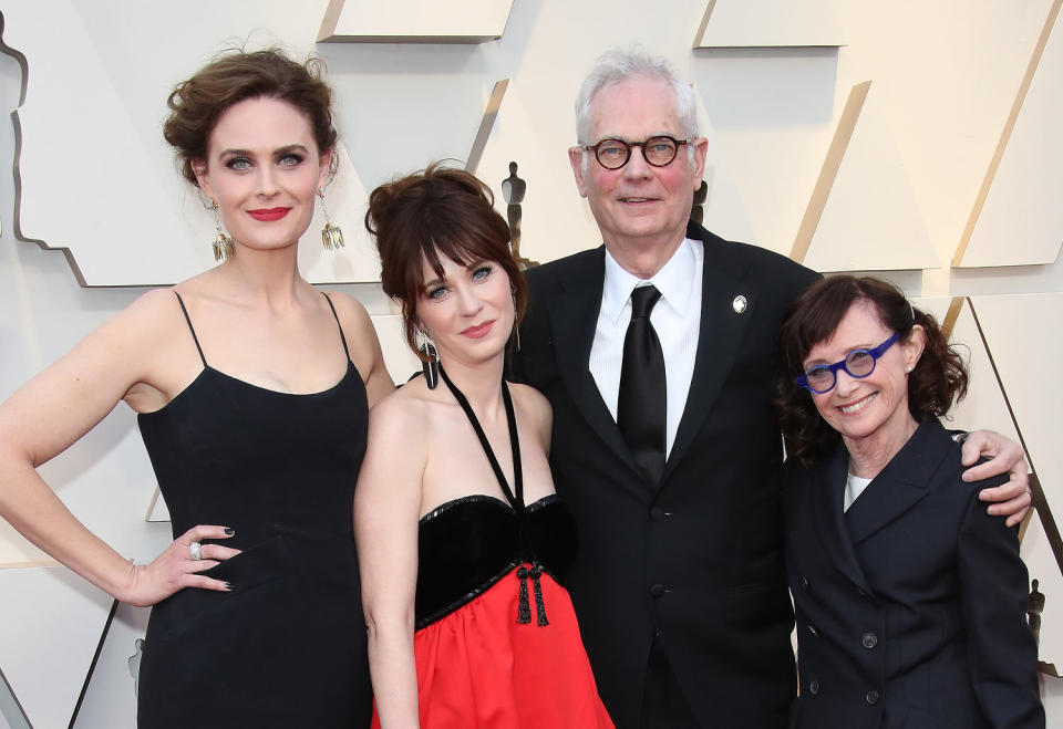 Zooey Deschanel with sister Emily, father Caleb and mother Mary Jo on the 2019 Oscars red carpet. (Dan MacMedan / Getty Images)