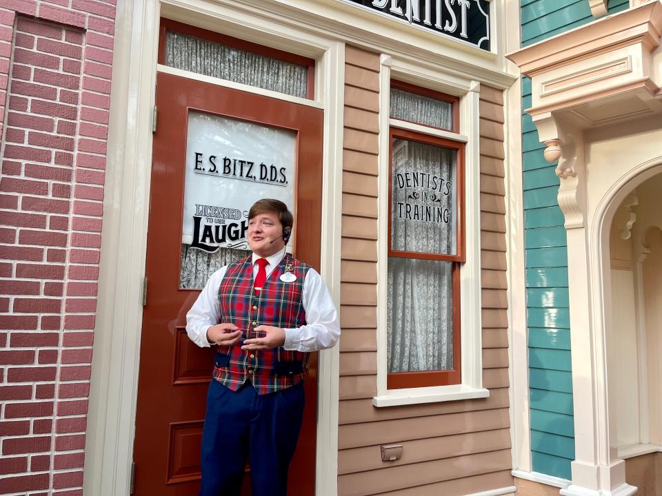 tour guide giving the guided walt's main street story tour at disneyland