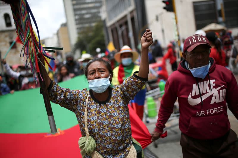 Indígenas colombianos participan en una manifestación en contra de las políticas del gobierno del presidente Iván Duque, en Bogotá, Colombia