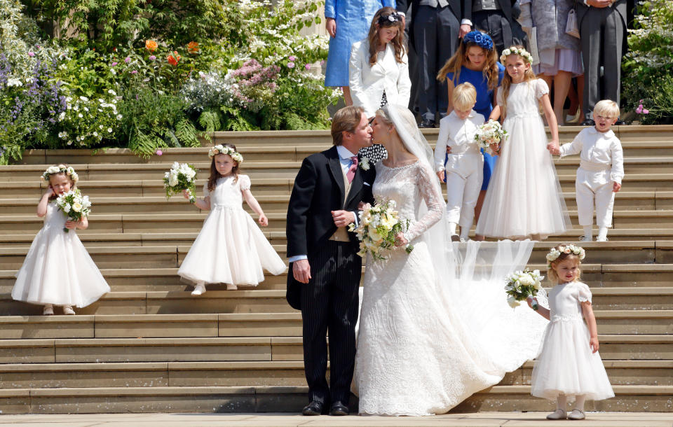  Thomas Kingston and Lady Gabriella Windsor kiss as they leave St George's Chapel after their wedding on May 18, 2019 in Windsor, England. 