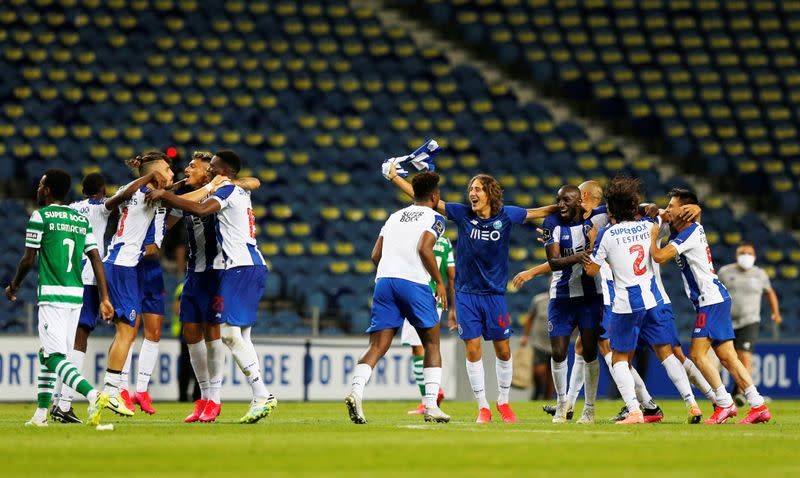 Jugadores del Porto celebran después de conseguir el título de la Liga portuguesa con el Porto tras vencer al Sporting CP de Lisboa, en el estadio Dragao, en Porto, Portugal