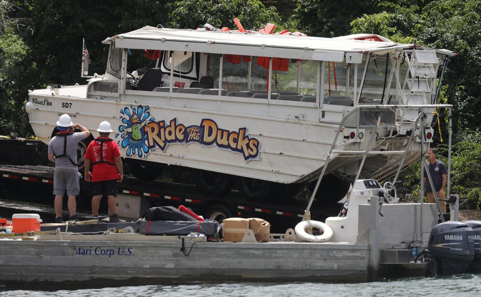 Workers remove an amphibious&nbsp;vehicle that sank in a lake in Branson, Missouri, on July 23. (Photo: St. Louis Post-Dispatch via Getty Images)