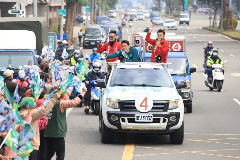 ▲三人透過車掃宣傳，希望透過跨黨派的團結，爭取更多民眾認同和支持，呼籲跨黨派台灣隊的支持者，走出家門投票，催出更高的投票率與支持度。（圖／立委候選人李柏毅辦公室提供）