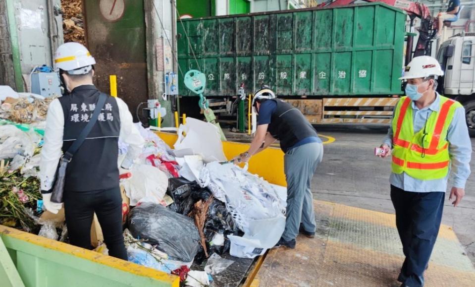 屏縣環保局技正余東壁（左）等人執行垃圾車落地檢查作業。（記者毛莉攝）