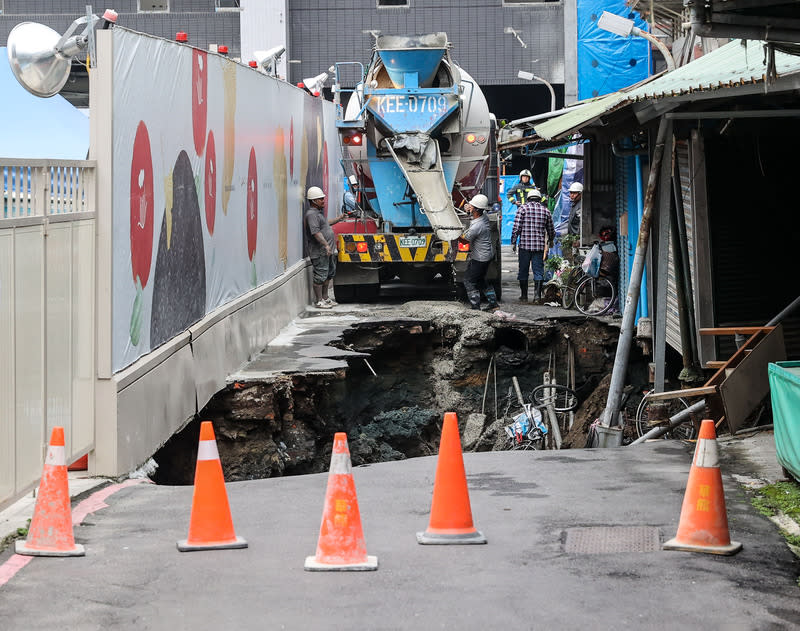 台北市信義區崇德街巷弄內13日下午發生路面塌陷事故，現場緊鄰新建工地，附近住戶疏散16戶，目前無人受傷，但坍塌範圍有擴大情形，確切肇因需待進一步調查釐清。（中央社）