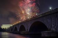 <p>Anlässlich des US-amerikanischen Unabhängigkeitstages sind über der Memorial Bridge und dem Lincoln Memorial in Washington Feuerwerke zu sehen. (Bild: AP Photo/ J. David Ake) </p>