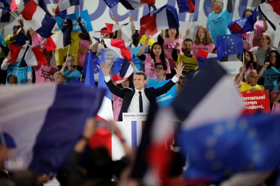 <p>Eine Woche vor der Stichwahl hält der französische Präsidentschaftskandidat Emmanuel Macron eine Wahlkampfrede in Paris. Der 39-Jährige hat gute Chancen, der jüngste Präsident in der Geschichte seines Landes zu werden. (Bild: Benoit Tessier/Reuters) </p>