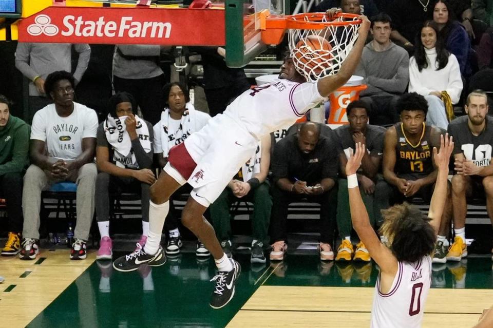 Arkansas guard Davonte Davis (4) dunked the ball during the Razorbacks’ 67-64 loss at then-No. 17 Baylor in the SEC/Big 12 Challenge.