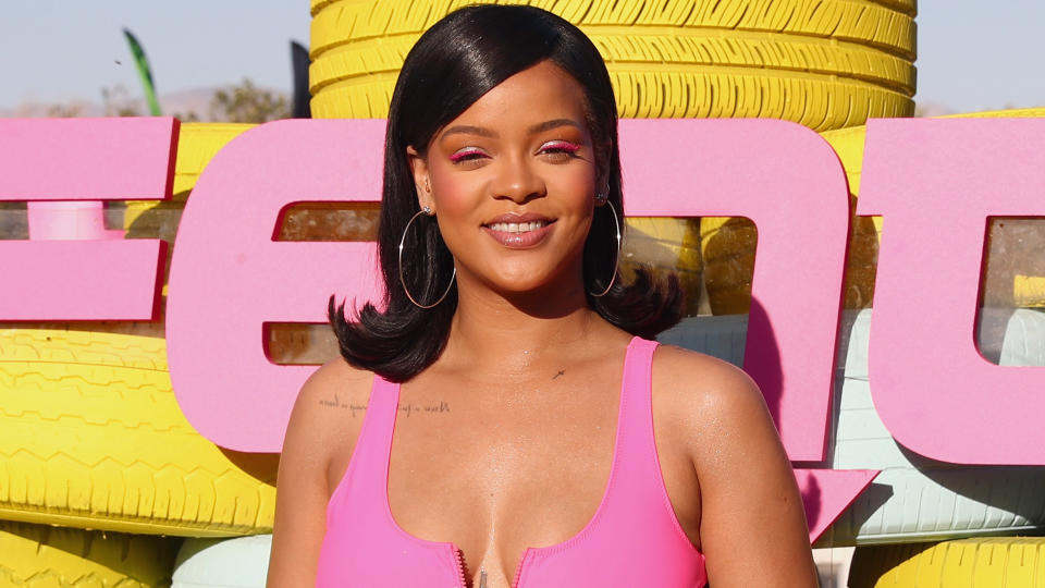 <p>Para el pool party que ofreció para su marca Fenty x Puma ella lució algo más apropiado con un bañador rosado con una onda muy noventosa. </p>