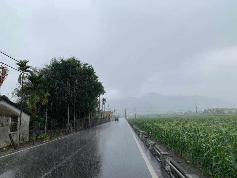 ▲由於對流雲系發展旺盛，易有短時強降雨，中央氣象局在今(25)日下午1點針對臺南地區及高雄、屏東山區發布大雨特報，有局部大雨發生的機率。（圖/翻攝陳其邁臉書）