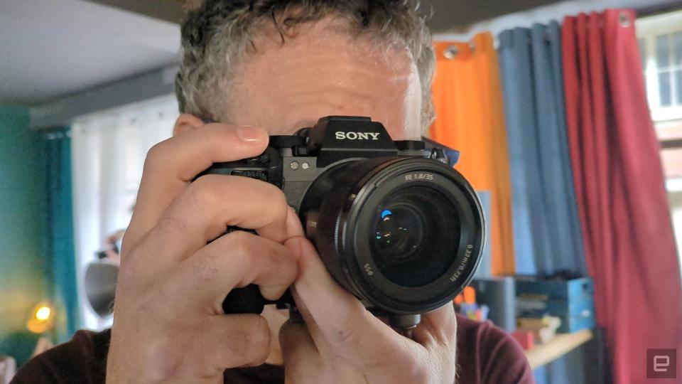 <p>Sony A9 III mirrorless camera review</p>

