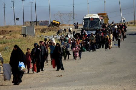 Displaced Iraqi people flee their homes during a battle between Iraqi forces and Islamic State militants in western of Mosul, Iraq May 17, 2017. REUTERS/Alaa Al-Marjani