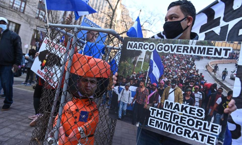 A protester holds a sign on the state of Honduras’ government.