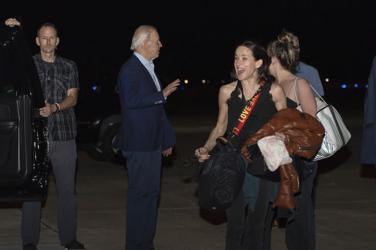 El presidente Joe Biden llega al aeropuerto Henry E. Rohlsen, en Saint Croix, Islas Vírgenes de EE.UU., con su hija Ashley Biden, delante a la derecha, a última hora del martes 27 de diciembre de 2022. 