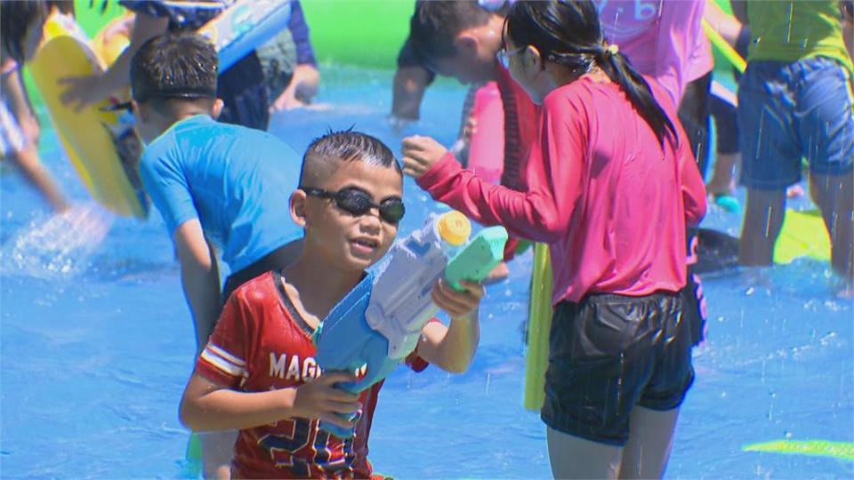 暌違兩年　大里潑水節登場千人打水仗