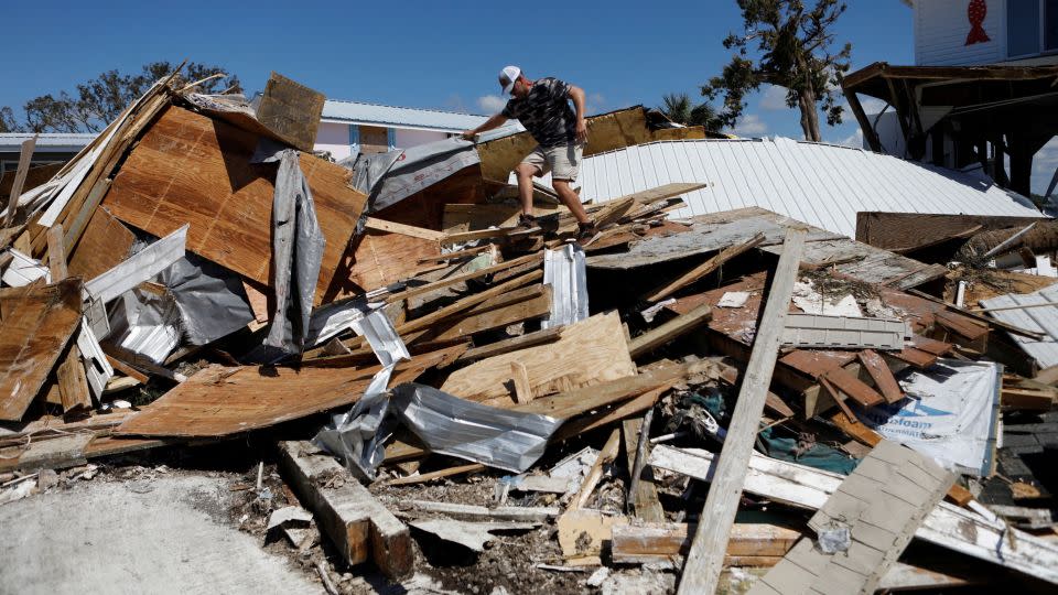 Baker Jarvis, ein Bewohner von Keaton Beach, Florida, arbeitet daran, nach dem Hurrikan Helene am 29. September 2024 seine Habseligkeiten in seinem Haus abzuholen. – Octavio Jones/Reuters