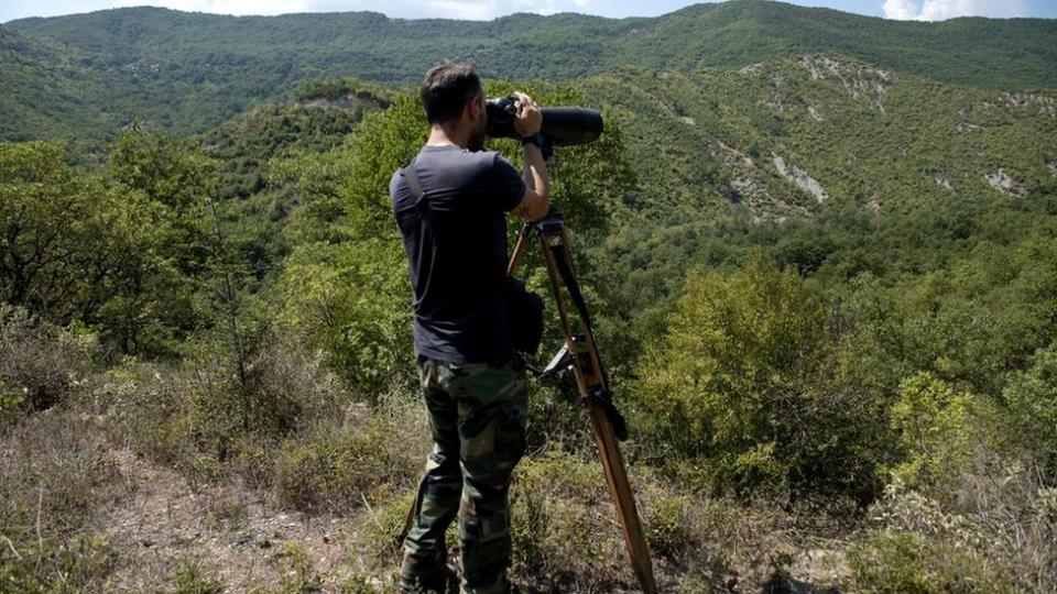 Un policía vigila la frontera