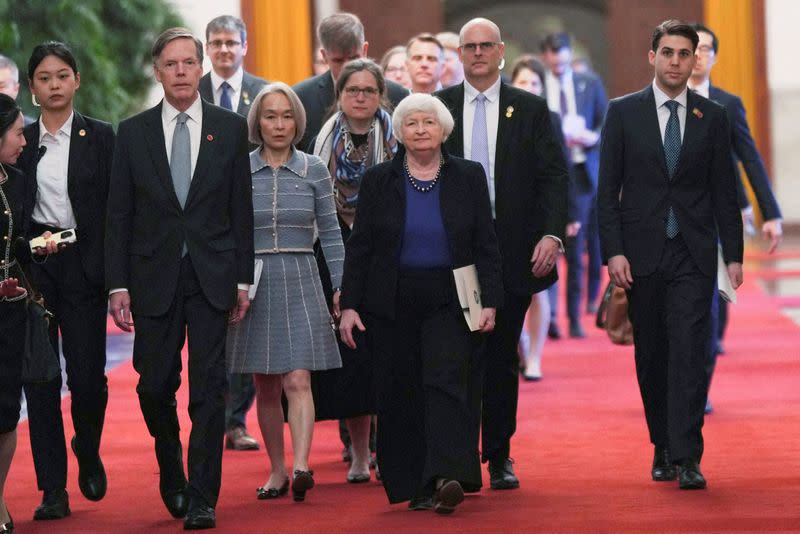 La secretaria del Tesoro de Estados Unidos, Janet Yellen, camina con el embajador de Estados Unidos en China, Nicholas Burns, para asistir a una reunión con el primer ministro chino, Li Qiang, en el Gran Salón del Pueblo en Pekín, China,