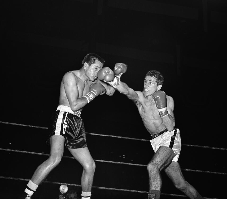 Le champion Eder Jofre du Brésil décroche un droit net au nez du challenger Herman Marquez de Stockton, en Californie, au huitième tour de leur combat pour le titre des poids coq au Cow Palace de San Francisco le 4 mai 1962. Le combat au dixième tour avec Jofre conservant son titre par KO.  (AP Photo)