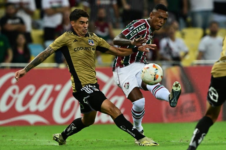 Erick Wiemberg (I), de Colo Colo, disputa la pelota con Marquinhos, de Fluminense, durante un partido de la Copa Libertadores jugado en Rio de Janeiro el 9 de abril de 2024 (Pablo PORCIUNCULA)