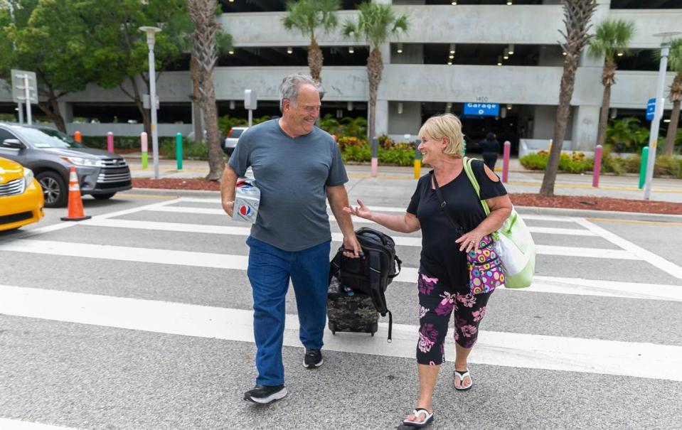 Nancy Houchens y su marido, Robert Houchens, se dirigen a abordar el Carnival Conquest en PortMiami el lunes 29 de agosto de 2022, en Miami, Florida.