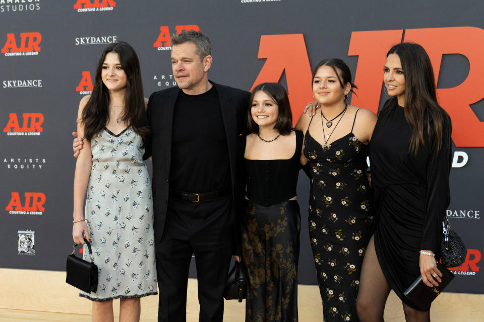 Matt Damon, su esposa Luciana y sus hijas Isabella, Gia y Stella en la premiere de 