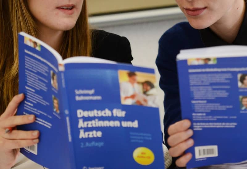 Two doctors are learning German at the Goethe-Institut. Patrick Seeger/dpa